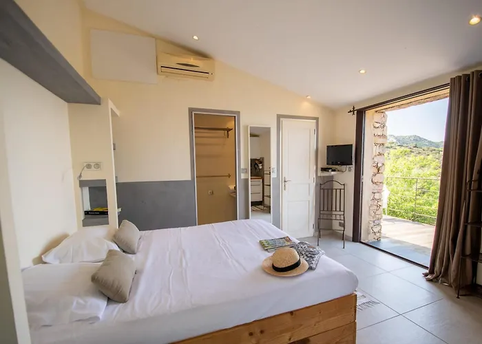 Maisonnette En Plein Maquis Vue Splendide A 5 Min Du Centre Et De La * Calvi (Corsica)